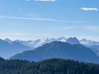 Hinter den Kitzbüheler Alpen liegen die schneebedeckten Zillertaler Alpen